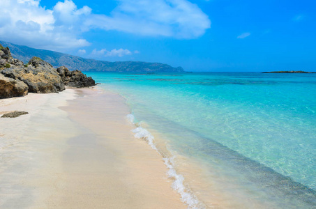 希腊克里特岛 Elafonisi 的天堂海滩与绿松石水