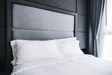 卧室内的床饰白色枕头图片