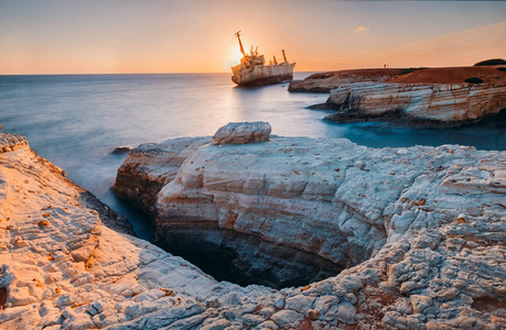 被遗弃的船 Edro Iii 附近塞浦路斯海滩