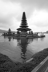 巴厘岛著名普拉乌伦乌布达努 Beratan 寺黑白影像