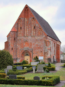 教堂与公墓在 Sassen, Vorpommern, 德国