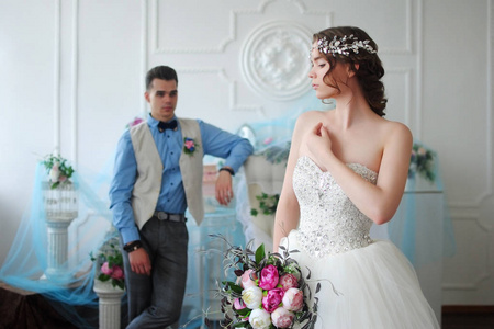 绅士和夫人。新娘和新郎。时尚的婚礼。白色内部。婚礼装饰品。生活方式