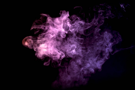 黑色隔离背景下的 vape 烟雾紫云