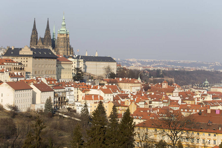 阳光明媚的冬季布拉格城市与哥特式城堡, 捷克共和国