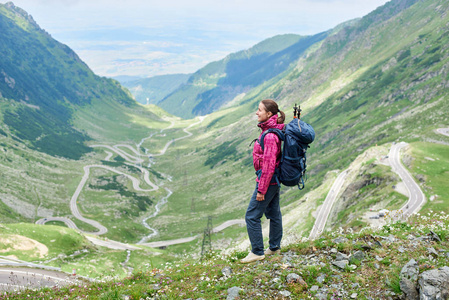 全长拍摄的妇女站在山顶上欣赏 Transfagarasan 路在罗马尼亚的风景, 而旅游 copyspace 旅游探索生活方式欧