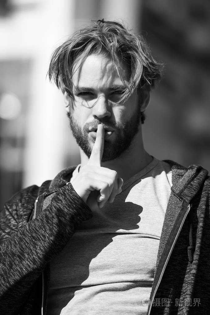 男子气概与嘘手指放在嘴唇上