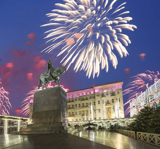烟花在圣诞节和新年假日照明在莫斯科市中心在贝罗鲁斯卡亚广场 在晚上。尤里舍 Dolgoruky 纪念碑, 俄罗斯