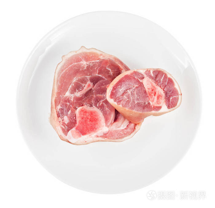 在白色的板上分离的生猪肉关节