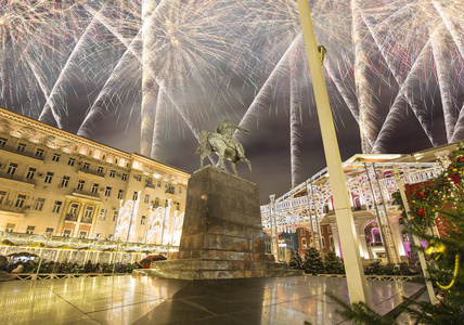 烟花在圣诞节和新年假日照明在莫斯科市中心在贝罗鲁斯卡亚广场 在晚上。尤里舍 Dolgoruky 纪念碑, 俄罗斯