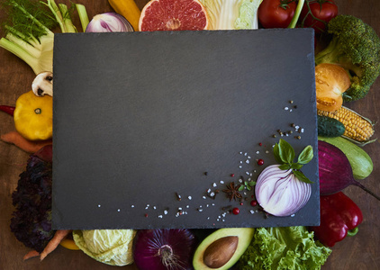 创意布局用各种水果和蔬菜制成的白纸卡。平躺