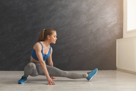 拉伸训练在拉伸训练室内健身女人照片