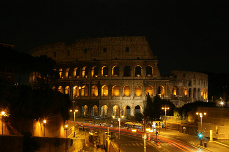 夏天.意大利。罗马.夜竞技场以照明