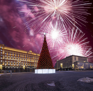 烟花在圣诞节 新年假日 装饰 Lubyanskaya 卢比扬卡 正方形在晚上, 莫斯科, 俄国