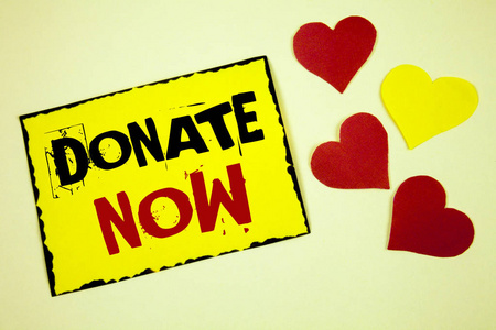 写笔记显示捐赠现在。商业照片展示给慈善机构的东西是一个器官捐献者帮助他人。信息概念