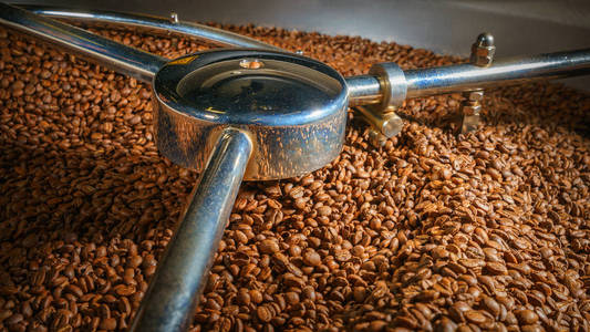 咖啡烘焙机混合豆的特写视图图片