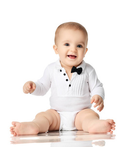 8月婴幼儿婴儿男婴坐在白色衬衫和领带隔离