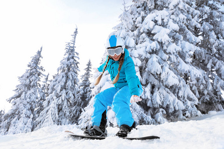 雪背道而驰滑雪胜地的女性滑雪板。寒假