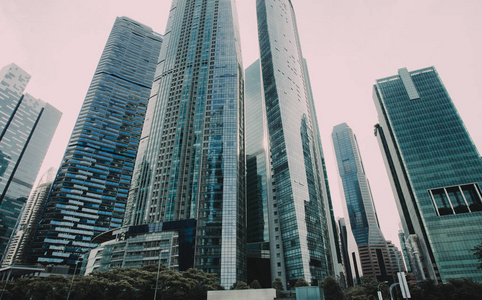 在市中心区的现代摩天大楼的底部的看法。业务环境背景。新加坡城市