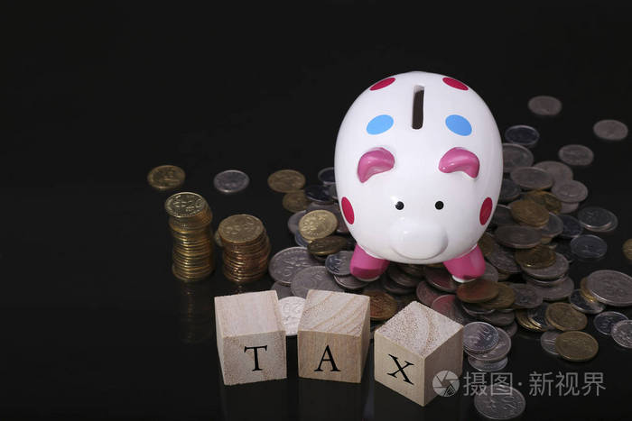 在黑色背景上用储钱罐和金钱保存税概念照片 正版商用图片d 摄图新视界 在黑色背景上用储钱罐和金钱保存税概念照片 正版商用图片d 摄图新视界
