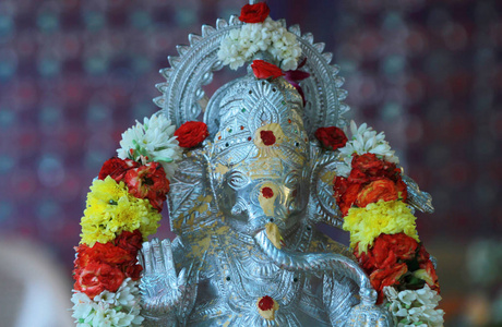 特写银色雕像在印度教神妮莎仪式大象