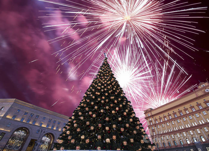 烟花在圣诞节新年假日装饰lubyanskaya卢比扬卡在晚上莫斯科俄国