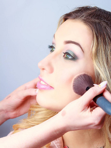 化妆在女孩脸特写中的应用过程