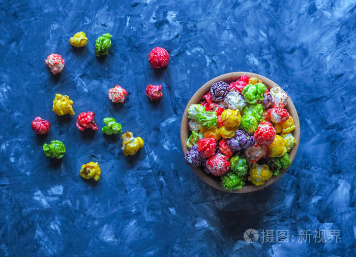 多色爆米花在深蓝色背景从顶部的视图
