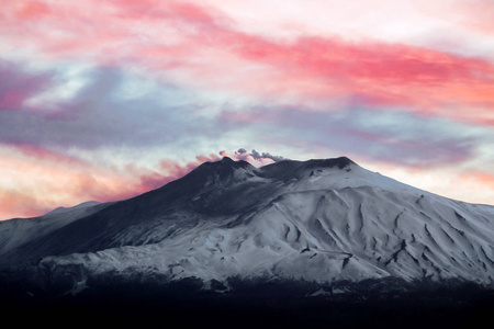 日落时分的缤纷天空中的埃特纳火山