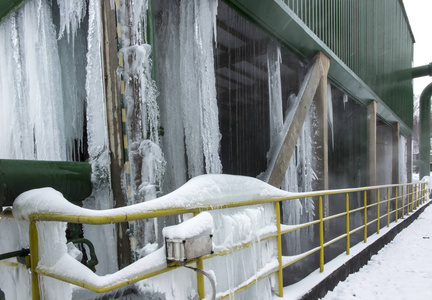 冷却塔在分零 temperat 运行过程中的结冰照片