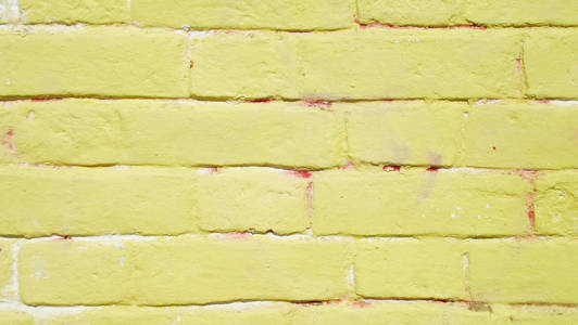 美丽的黄色背景。砖墙