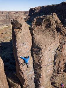 在阳光明媚的冬日, 一个攀岩者爬上陡峭悬崖的鸟瞰图。采取在法国人古力, 有利, 华盛顿, 美国