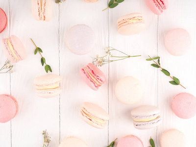 白色背景上的马卡龙图案照片