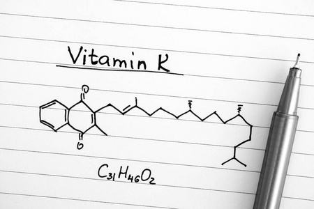 维生素 K 与黑色钢笔的化学公式