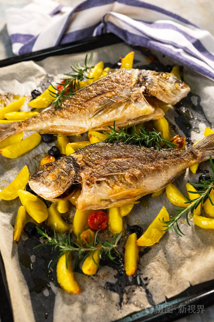 烤的镀金头鲷鱼