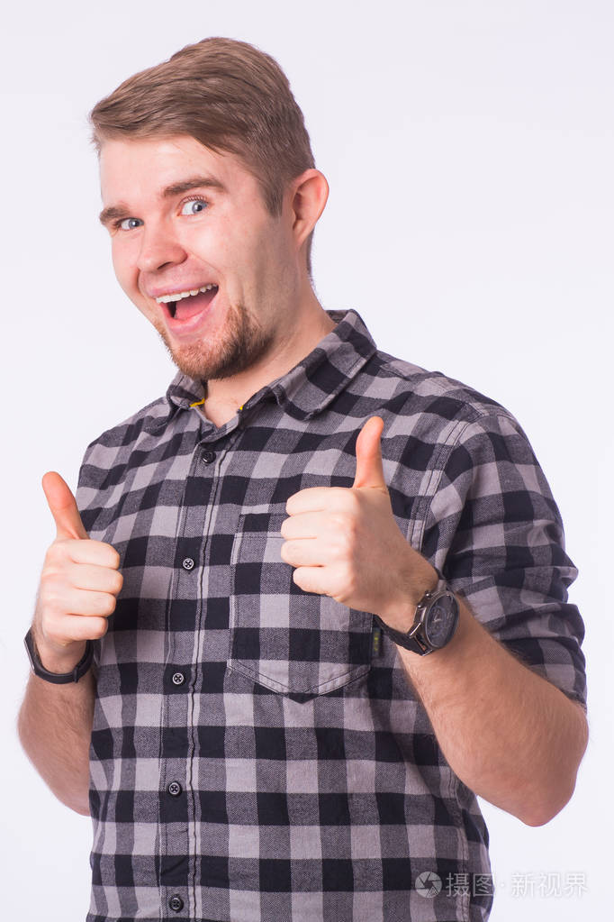 快乐的人给标志-肖像在白色背景上竖起大拇指