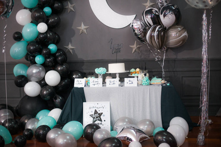 时尚装饰儿童糖果酒吧与气球在生日聚会上, 节日庆祝概念与星和月亮