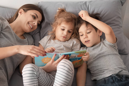 妈妈在家里给孩子们读睡前故事