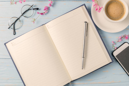 用热黑咖啡写在空白日记簿上的钢笔