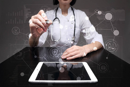 医生使用现代电脑虚拟屏幕界面。医学技术与医疗保健理念