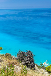 Kokkinos Vrachos 海滩与蓝色水域，爱奥尼亚群岛夫卡的全景视图