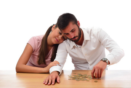 年轻夫妇省钱。家庭金融。在白色背景上被隔离