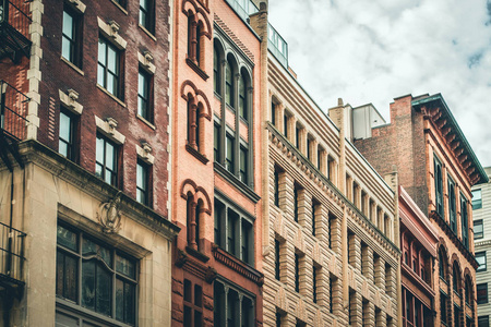 行老式纽约市的公寓建筑在各种砖和上流的门面