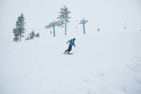 雪山上的年轻人滑雪