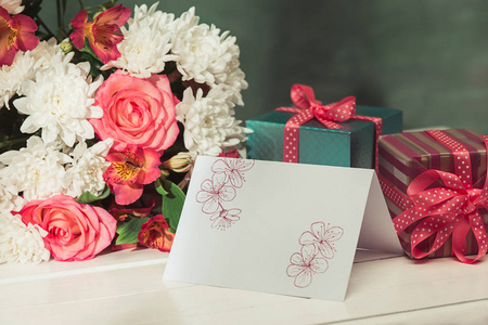 爱背景与粉红色的玫瑰花, 礼物在桌上