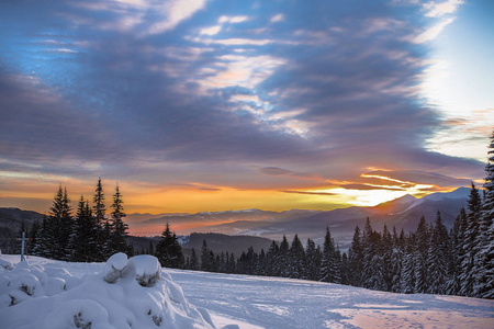美丽的雪冬山, 色彩绚丽