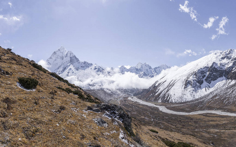 Dablam 峰会和 Pheriche 山谷。在尼泊尔喜马拉雅山的珠穆朗玛峰基地徒步旅行