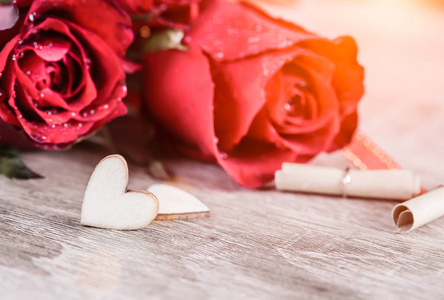 木桌背景上的玫瑰和心形