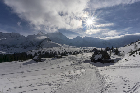 美丽的 Gasienicowa 山谷的冬季风光。Tatra mounta