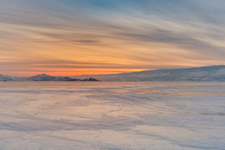 冬季冰冻的贝加尔湖俄罗斯与日落天空背景