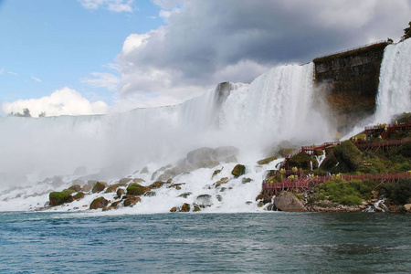 尼亚加拉大瀑布马蹄。安大略省。加拿大。美丽的瀑布在蓝天白云背景下